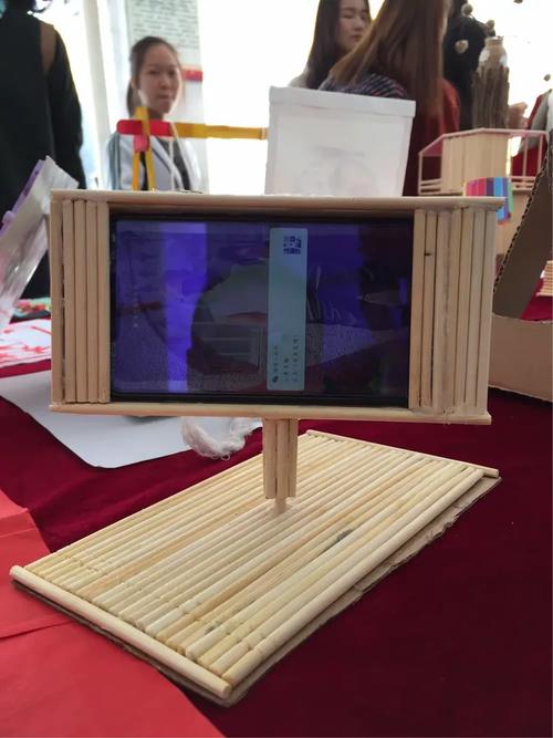 在本届科技节活动中,我们高兴地看到了同学们好学上进,热爱科学的优秀